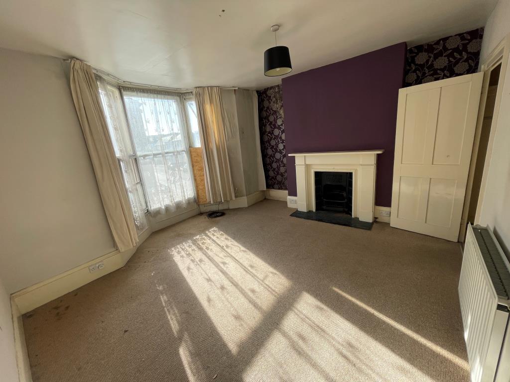 Lot: 133 - TWO ADJACENT BUILDINGS WITH POTENTIAL FOR CONVERSION - Living room on first floor